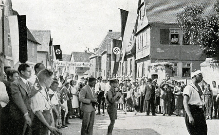 Zuschauer einer Sanitätsübung in Nieder-Eschbach, um 1929/31