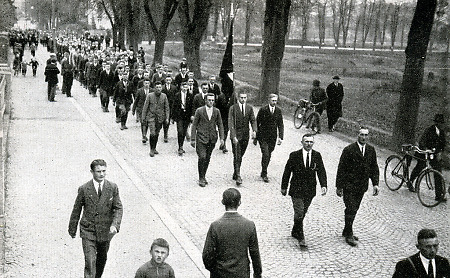 Aufmarsch der Nationalsozialisten mit „Verbotsuniform“ in Lauterbach, 1932