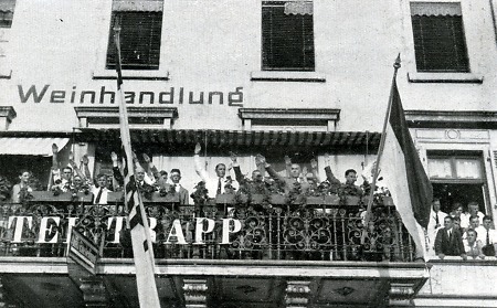 Strasser und andere als Zuschauer eines verbotenen SA-Aufmarsch in Friedberg, 12. Juni 1932