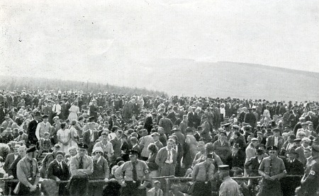 Menschenmassen auf dem Hoherodskopf, vermutlich zur Sonnwendfeier, Juni 1932