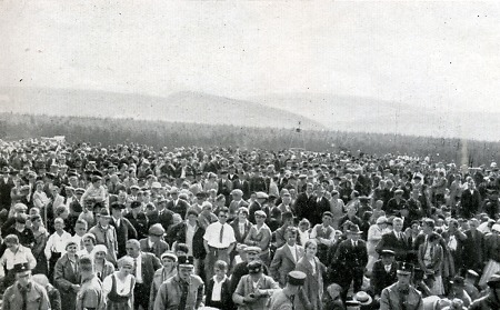 Eine große Menge Zuhörer bei August Wilhelms Rede auf dem Hoherodskopf, Juni 1932