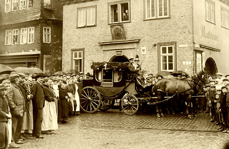 Verabschiedung der letzten Postkutsche nach Rennerod vor dem Herborner Rathaus, 1906