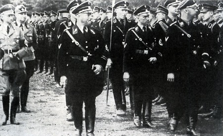 Himmler beim Abschreiten der Ehrenformation der 2. SS-Standarte Frankfurt/Main, 1933