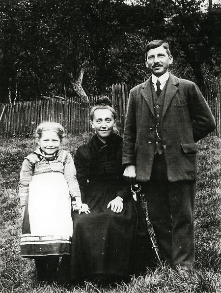 Haumeister aus Warzenbach mit Frau und Tochter, 1927