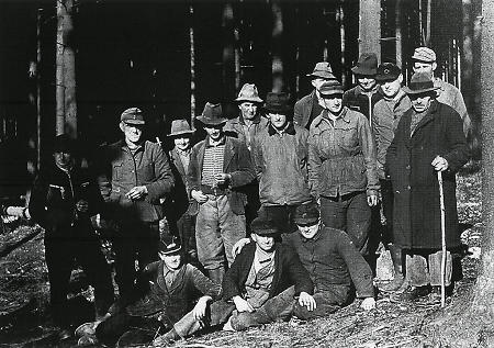 Waldinteressenten in Warzenbach bei einer Pause, um 1960