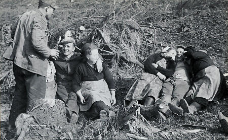 Pflanzfrauen und Waldarbeiter in Warzenbach am Wollenberg, um 1960