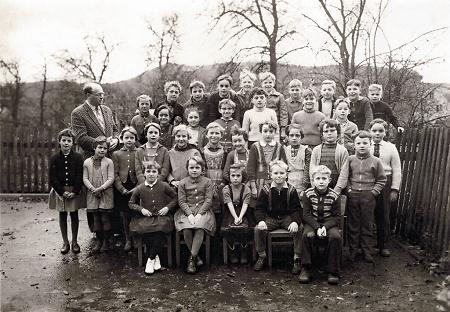 Schulklasse in Allendorf mit ihrem Lehrer, um 1960