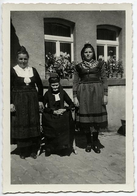 Frauen in Marburger und Hinterländer Tracht Allendorf, um 1950