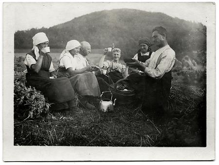 Kaffeepause bei der Feldarbeit in Warzenbach, um 1930