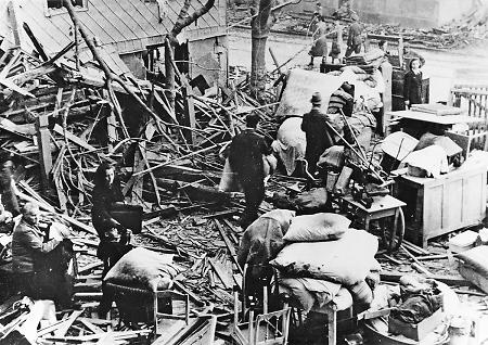 Bombengeschädigte durchsuchen Bergungsgut in Kassel, nach 3. Oktober 1944