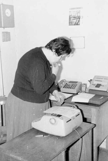 Angestellte im Büro der EMW in Igstadt, 1966