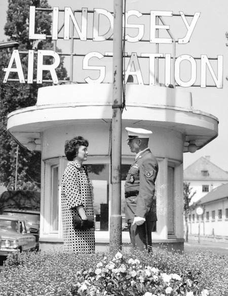 Vor dem Haupteingang der Lindsey Air Station in Wiesbaden, 1967