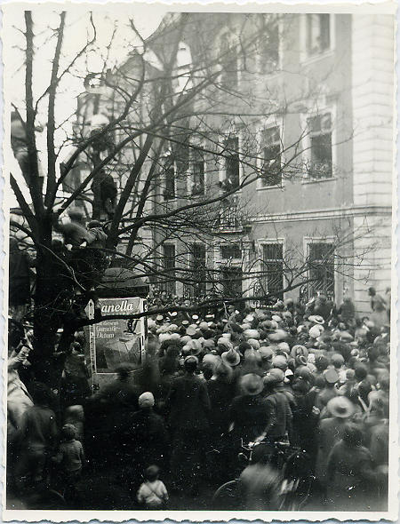 Franz Roß wird von Nationalsozialisten aus dem Polizeigebäude geführt, 1933