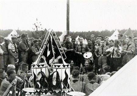 Hitlerjungen in Bensheim mit ihren Instrumenten, um 1935