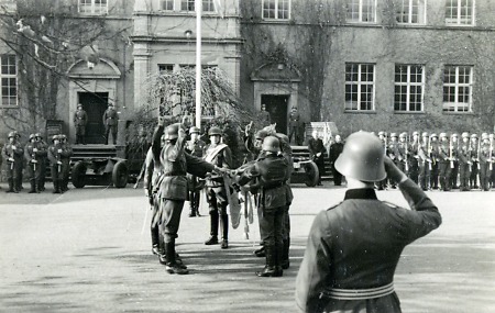 Fahneneid bei einer Rekrutenvereidigung in Bensheim, 13. November 1937