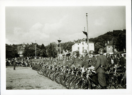 Fahrradfahrer des 6. Kavallerie-Regiments in Bensheim. 1937, 1937