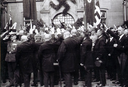 Hitlergruß vor dem Bensheimer Rathaus, 1930-1935