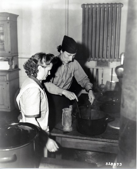 Cpt. Clark demonstriert die Sterilisation von Milchflaschen, 1945