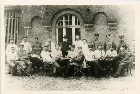 Gruppenaufnahme vor einem Lazarett in Bensheim, 1914-1918