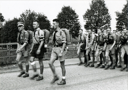 Bensheimer Hitlerjungen beim Marsch zu einer Geländeübung, 1935