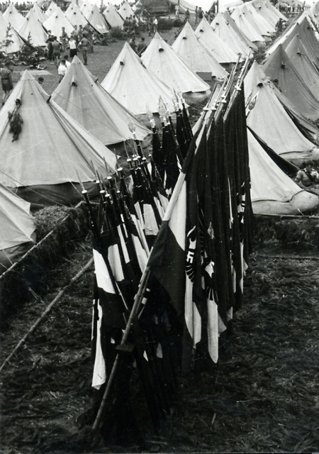 Standarten bei einem Zeltlager der Hitlerjugend in Bensheim, um 1935