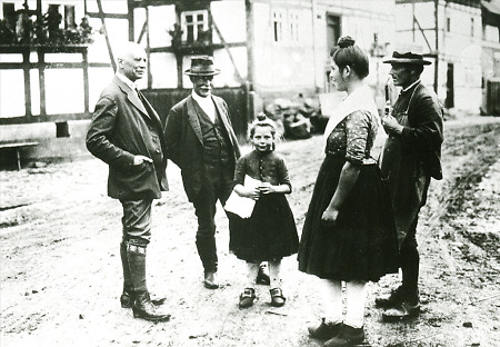 Der Maler Carl Bantzer im Gespräch mit einer Familie aus Willingshausen, um 1938