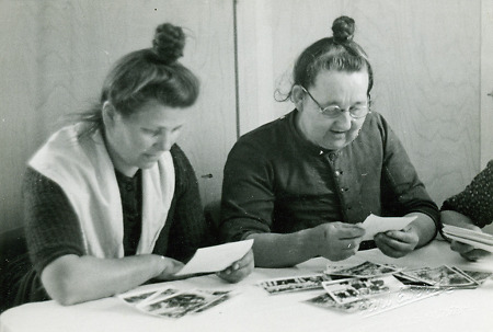 Zwei Schwälmer Frauen aus Steina beim Betrachten von Fotos, um 1938