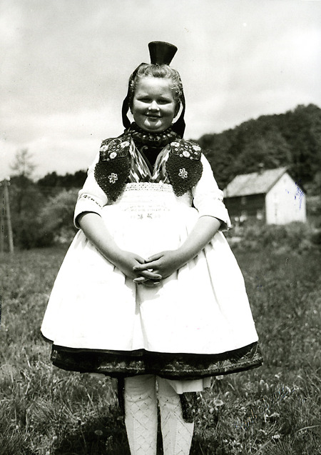 Mädchen in Schwälmer Tracht, um 1950