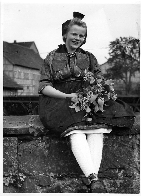 Junge Frau in Schwälmer Tracht, 1950er Jahre