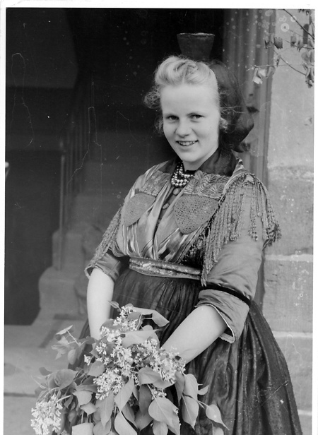 Junge Frau in Schwälmer Tracht, 1950er Jahre