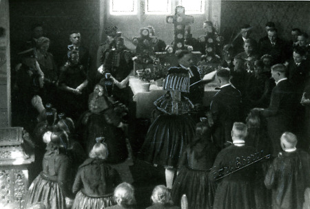 Trauung in einer Dorfkirche in der Schwalm, um 1938
