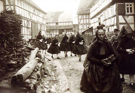 Frauen in Röllshausen beim Kirchgang, um 1915