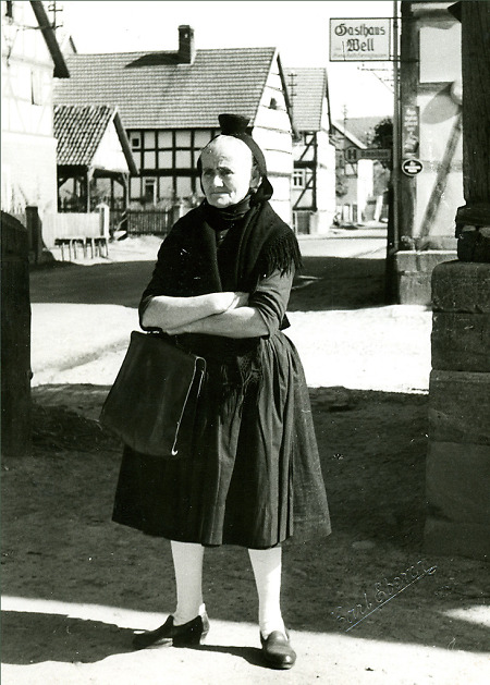 Ältere Frau in Tracht, Anfang der 1930er Jahre