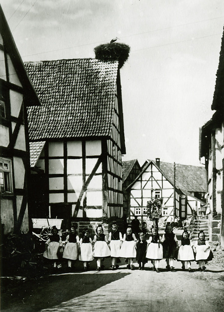 Kinder in Schwälmer Tracht auf der Dorfstraße, um 1938