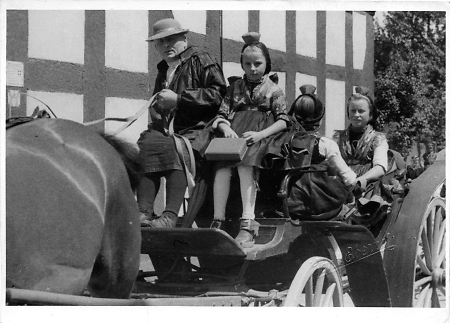 Schwälmer Familie in Tracht, vermutlich zum nationalsozialistischen 1. Maifest, 1933?