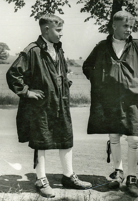 Zwei Schwälmer Jungen in Tracht, 1945-1955