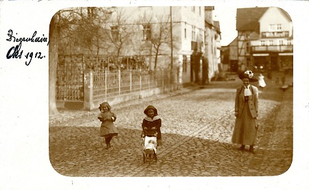 Junge Frau mit zwei Kindern in Ziegenhain, 1912