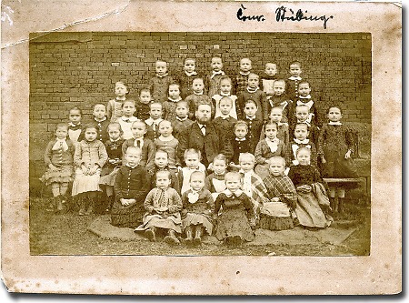 Schulklasse mit ihrem Lehrer, vermutlich in Ziegenhain, 1910er Jahre?