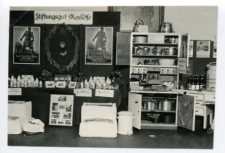 Ausstellungsstand des Stiftungsguts Neuhöfe, vermutlich auf einer Landwirtschaftsausstellung in den Marburger Stadtsälen, um 1932