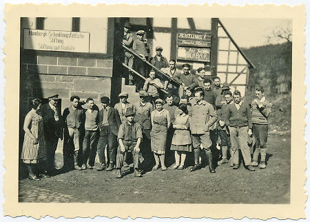 Arbeiterinnen und Arbeiter des ersten Nationalen Arbeitslagers in Kurhessen auf Stiftungsgut Neuhöfe, 1932