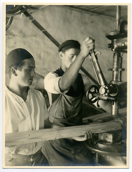 Zwei Angehörige des Freiwlligen Arbeitsdienstes auf den Neuhöfen, um 1932