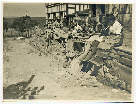 Schulmädchen auf den Neuhöfen, um 1935