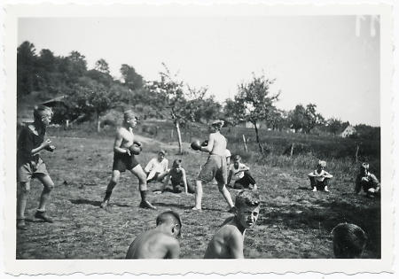 Gelsenkirchner Jungen im Landjahrlager auf dem Stiftungsgut Neuhöfe beim Boxkampf, 1934