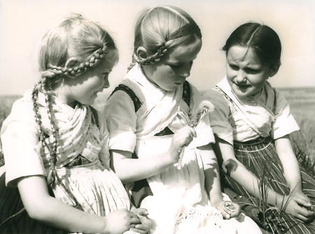 Drei Mädchen in Marburger Tracht, um 1940