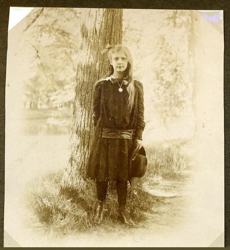 Mädchen in Sonntagskleidung vor einem Baum, vor 1920