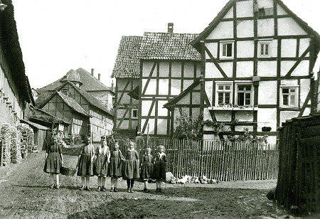 Schrecksbacher Mädchen unterwegs im Dorf, um 1935