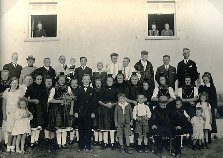 Hochzeitsgesellschaft in Schrecksbach, um 1930