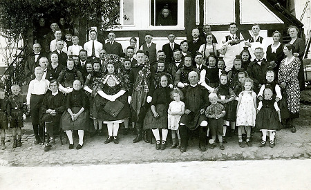 Hochzeitsgellschaft in Schrecksbach, 1935-1939