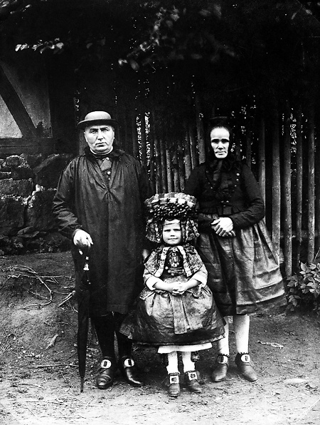 Schwälmer Großeltern mit ihrer Enkelin, um 1938