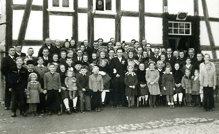 Hochzeitsgesellschaft in Schrecksbach, 1955